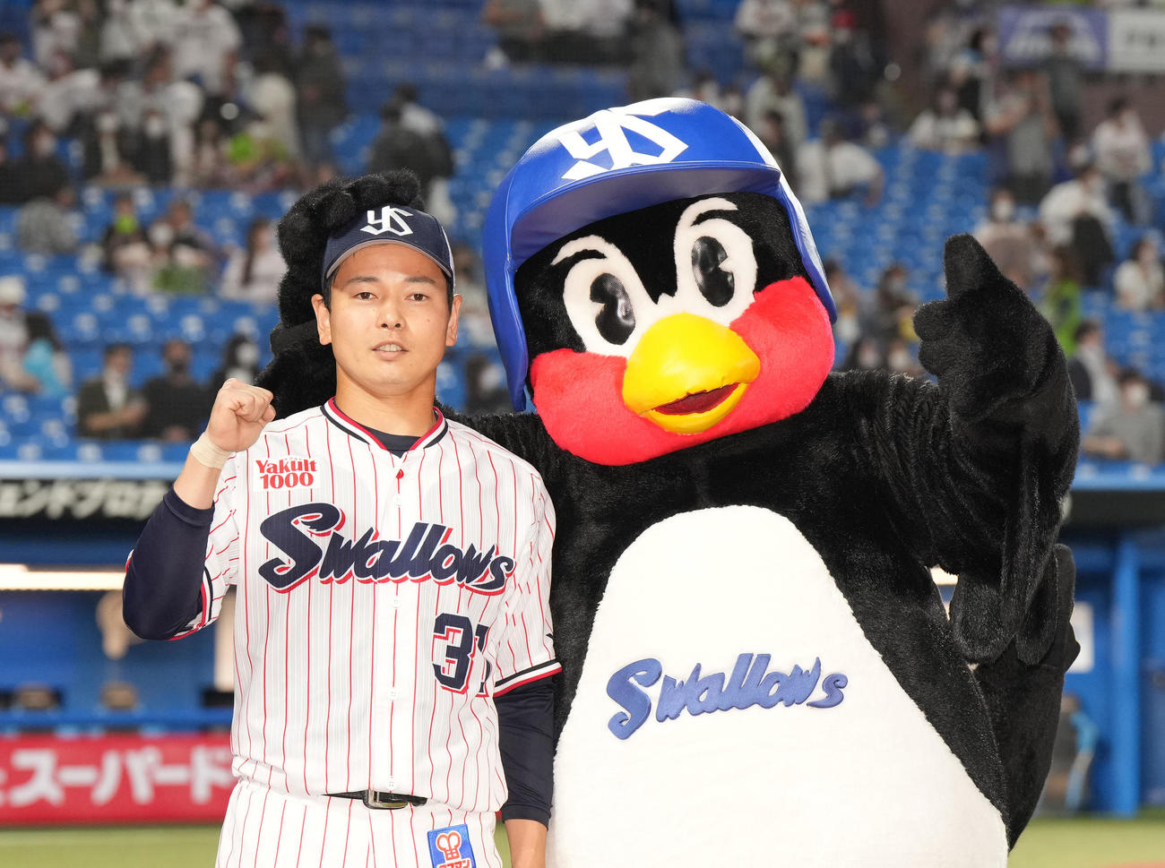 ヤクルト対日本ハム　逆転サヨナラ3点本塁打をのヤクルト山崎は、つば九郎と記念写真に納まる（撮影・菅敏）