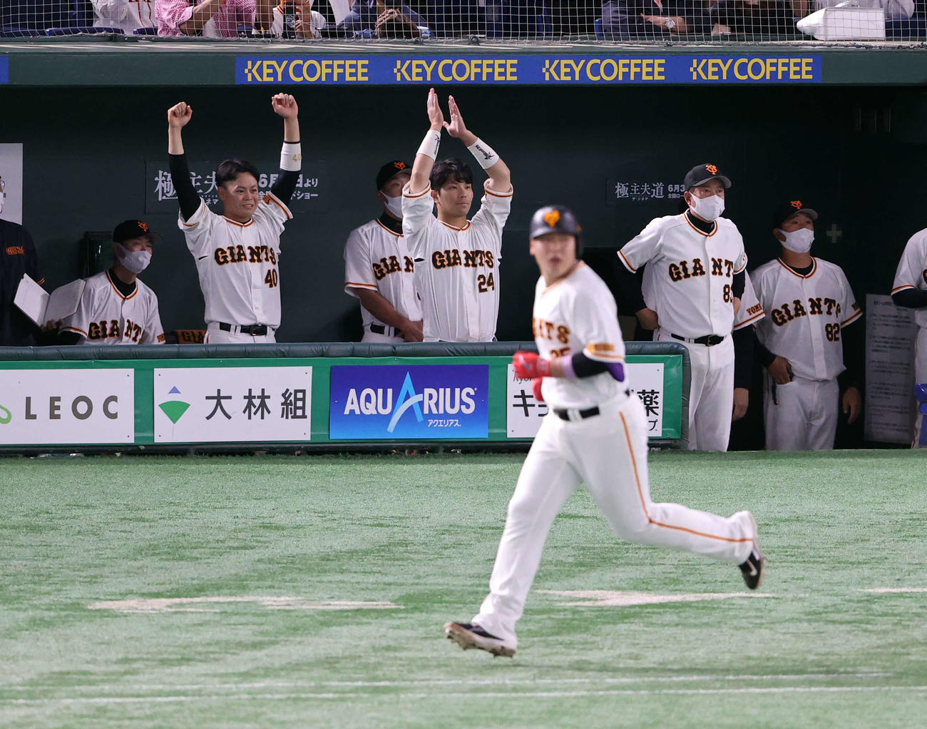 巨人対オリックス　1回裏巨人1死二、三塁、岡本和（手前）が左越え3点本塁打を放ち、打球を見つめる原監督（右から2人目）ら（撮影・浅見桂子）