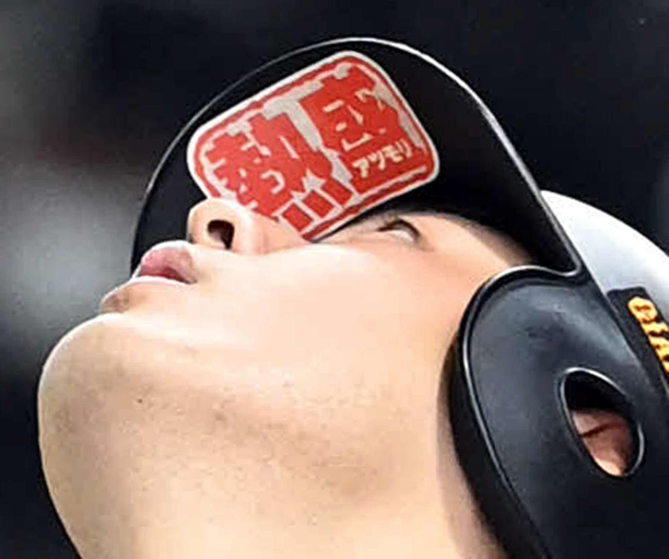 巨人対オリックス　「熱盛」ステッカーをヘルメットに貼って試合に臨んだ巨人岡本和（撮影・たえ見朱実）