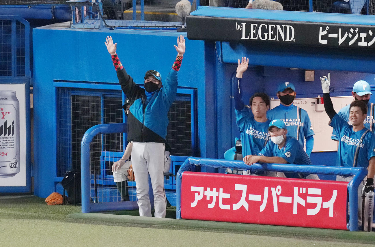 ヤクルト対日本ハム　5回表日本ハム無死、二塁打を放った上原に向かって両手を上げる新庄監督（左端）（撮影・菅敏）