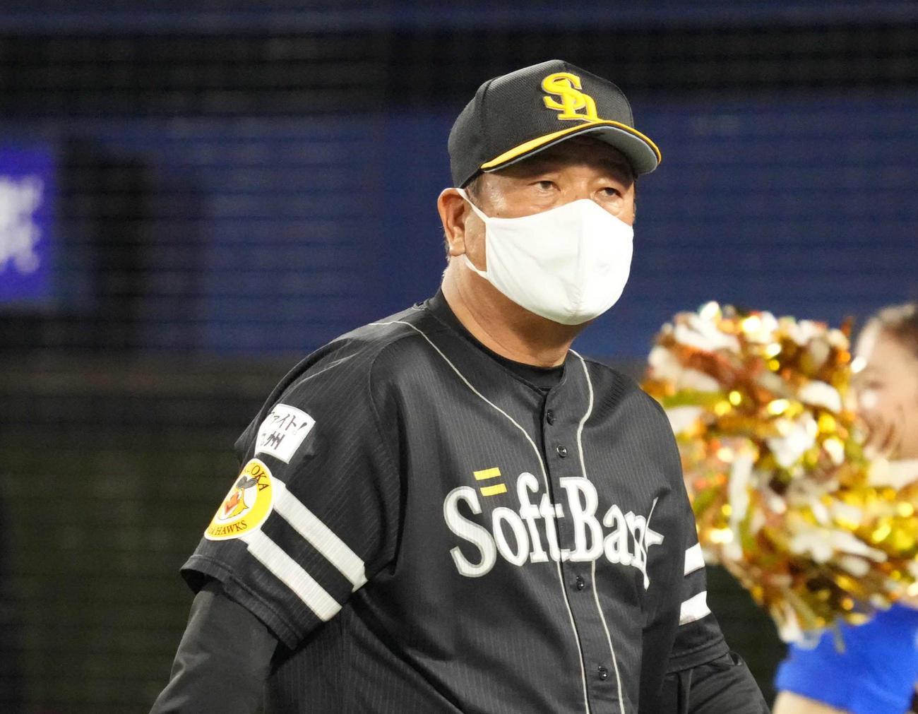 DeNA対ソフトバンク　選手交代を告げるソフトバンク藤本監督（撮影・小沢裕）