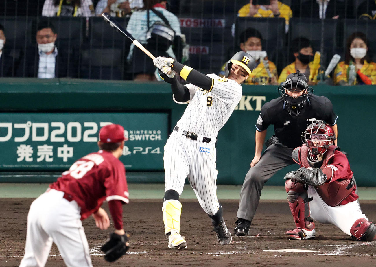 阪神対楽天　4回裏阪神1死、佐藤輝は右前打を放つ。投手は辛島（撮影・加藤哉）