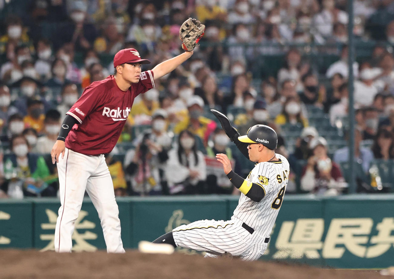 阪神対楽天　4回裏阪神2死一塁、一走佐藤輝（右）は糸原の右前打で三塁へ向かう。左は三塁手渡辺佳（撮影・上山淳一）