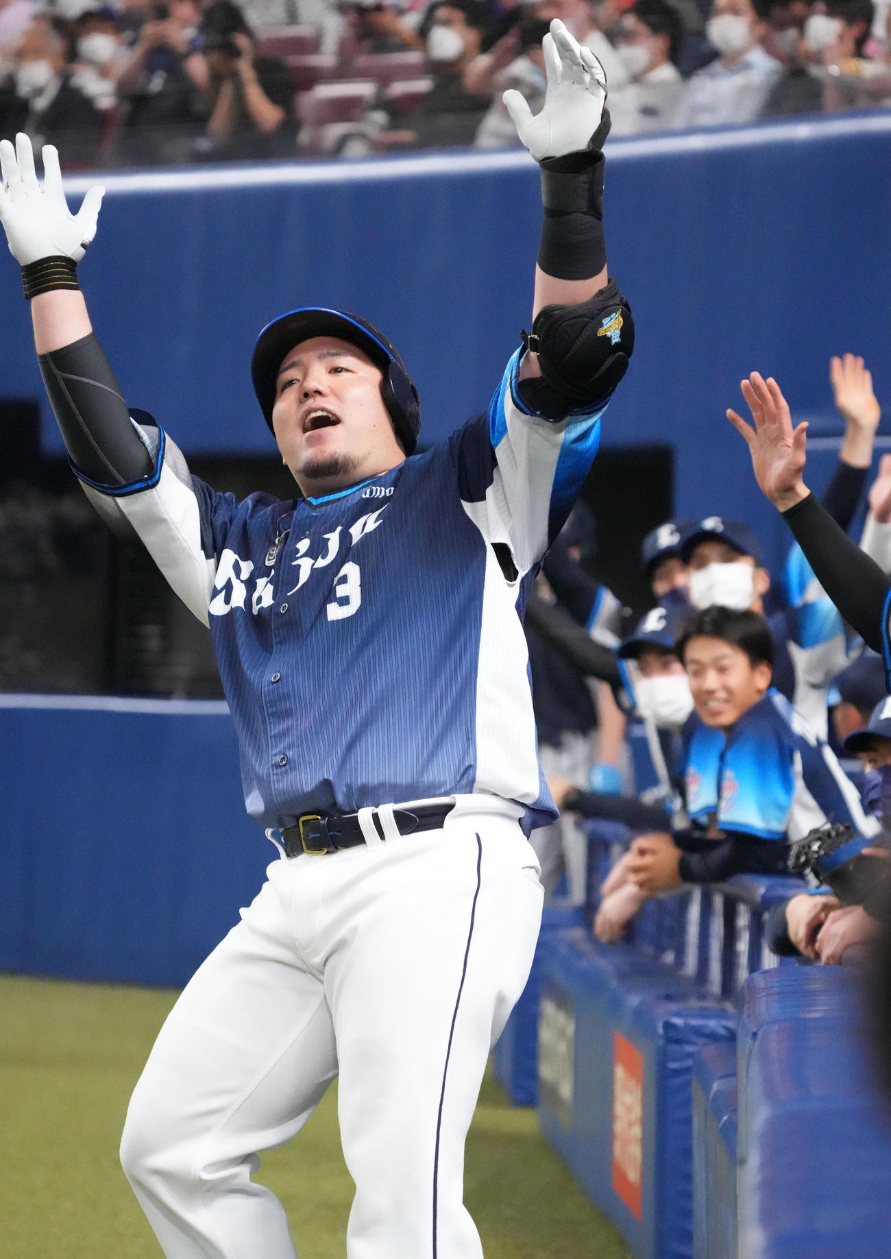 中日対西武　2回表西武無死、中越え本塁打を放ち、どすこいポーズを決める山川（撮影・森本幸一）