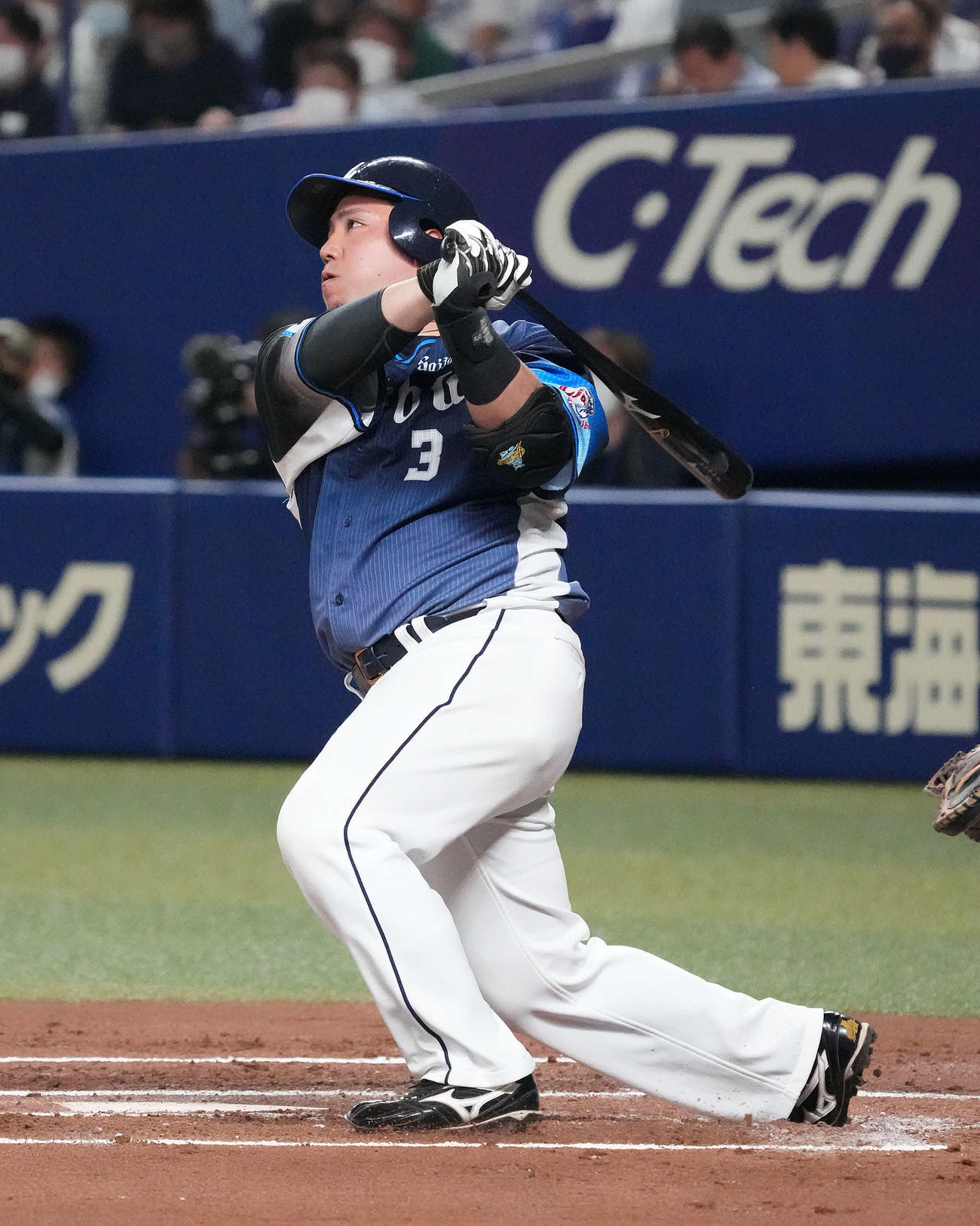 中日対西武　2回表西武無死、中越え本塁打を放つ山川（撮影・森本幸一）