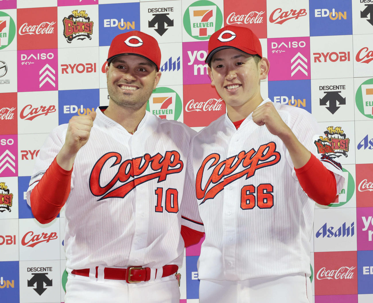 交流戦広島対ロッテ　お立ち台でポーズを決めるマクブルーム（左）と遠藤（撮影・加藤孝規）