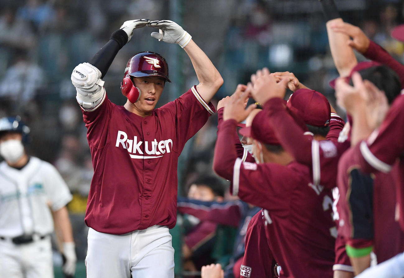 阪神対楽天　4回表楽天無死、左中間へ勝ち越し本塁打を放ち、ベンチ前でナインとポーズをとる辰己（撮影・岩下翔太）