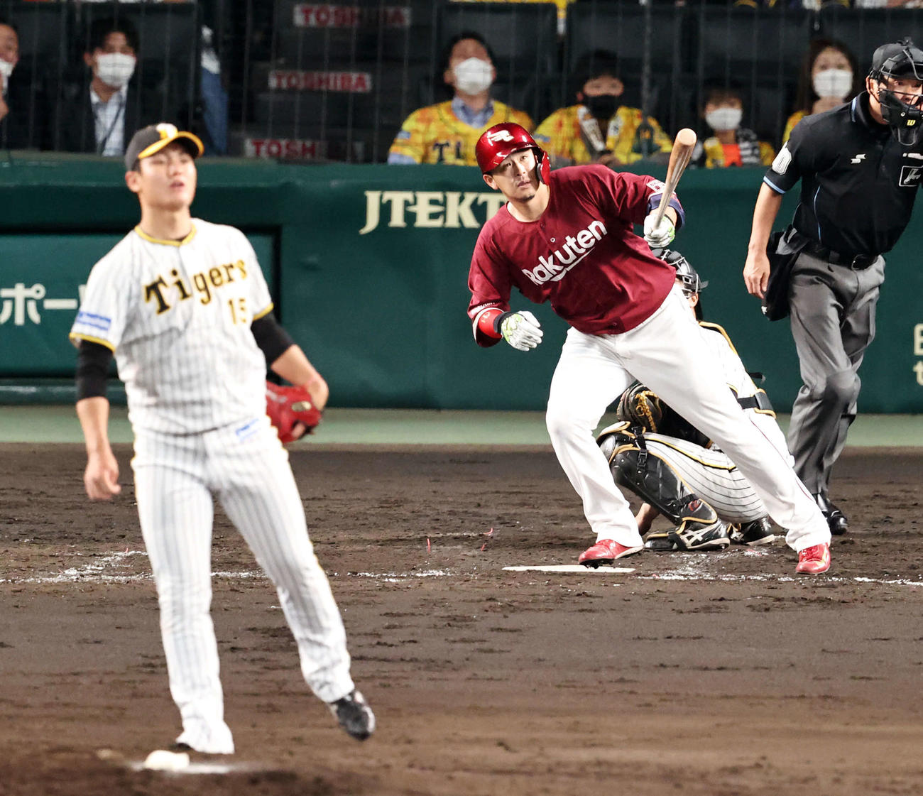 阪神対楽天　5回表楽天1死一塁、左越え2点本塁打を放つ浅村。投手西純（撮影・加藤哉）