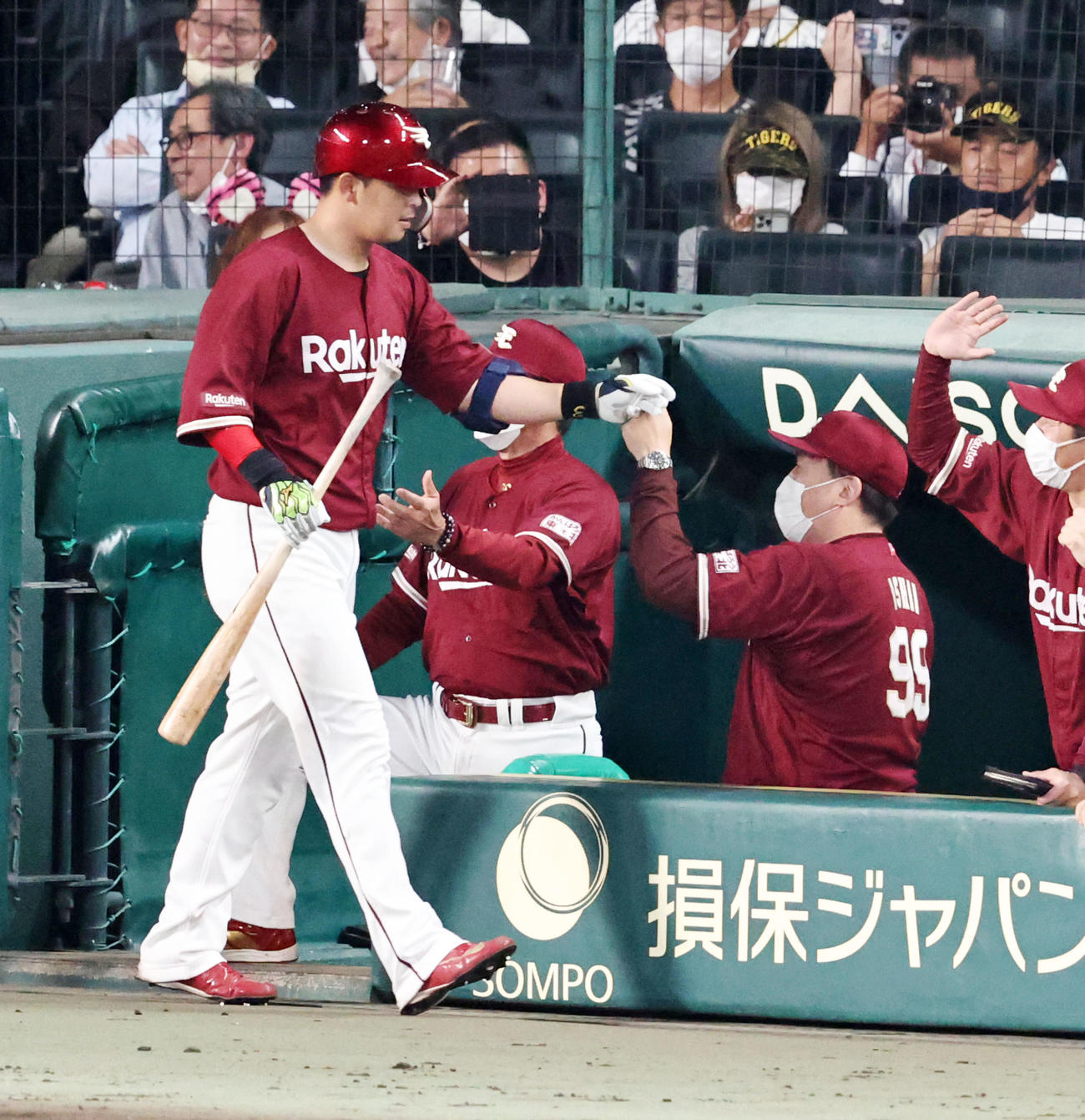 阪神対楽天　5回表楽天1死一塁、浅村は左越え2点本塁打を放ちベンチの石井監督とタッチする（撮影・加藤哉）