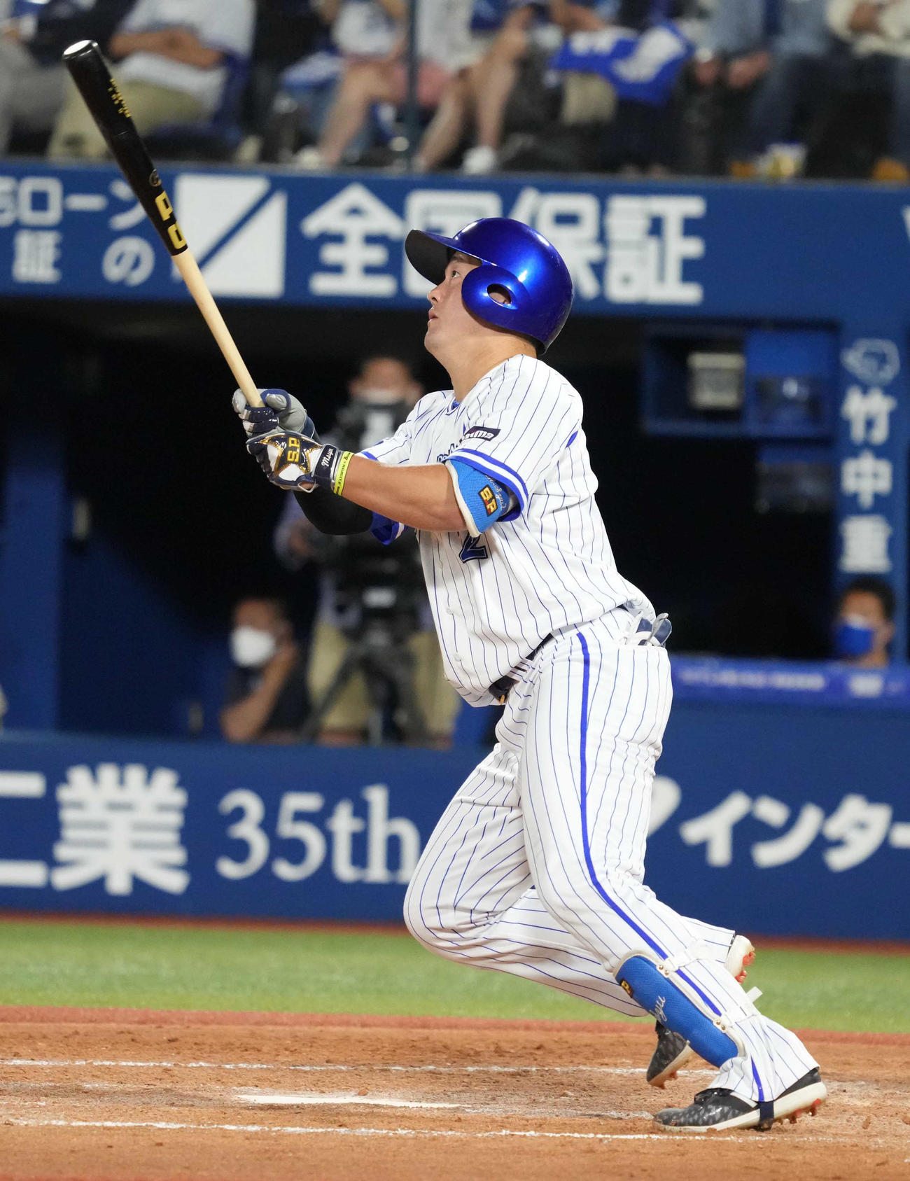 DeNA対ソフトバンク　4回裏DeNA無死、牧は左越えにソロ本塁打を放つ（撮影・小沢裕）