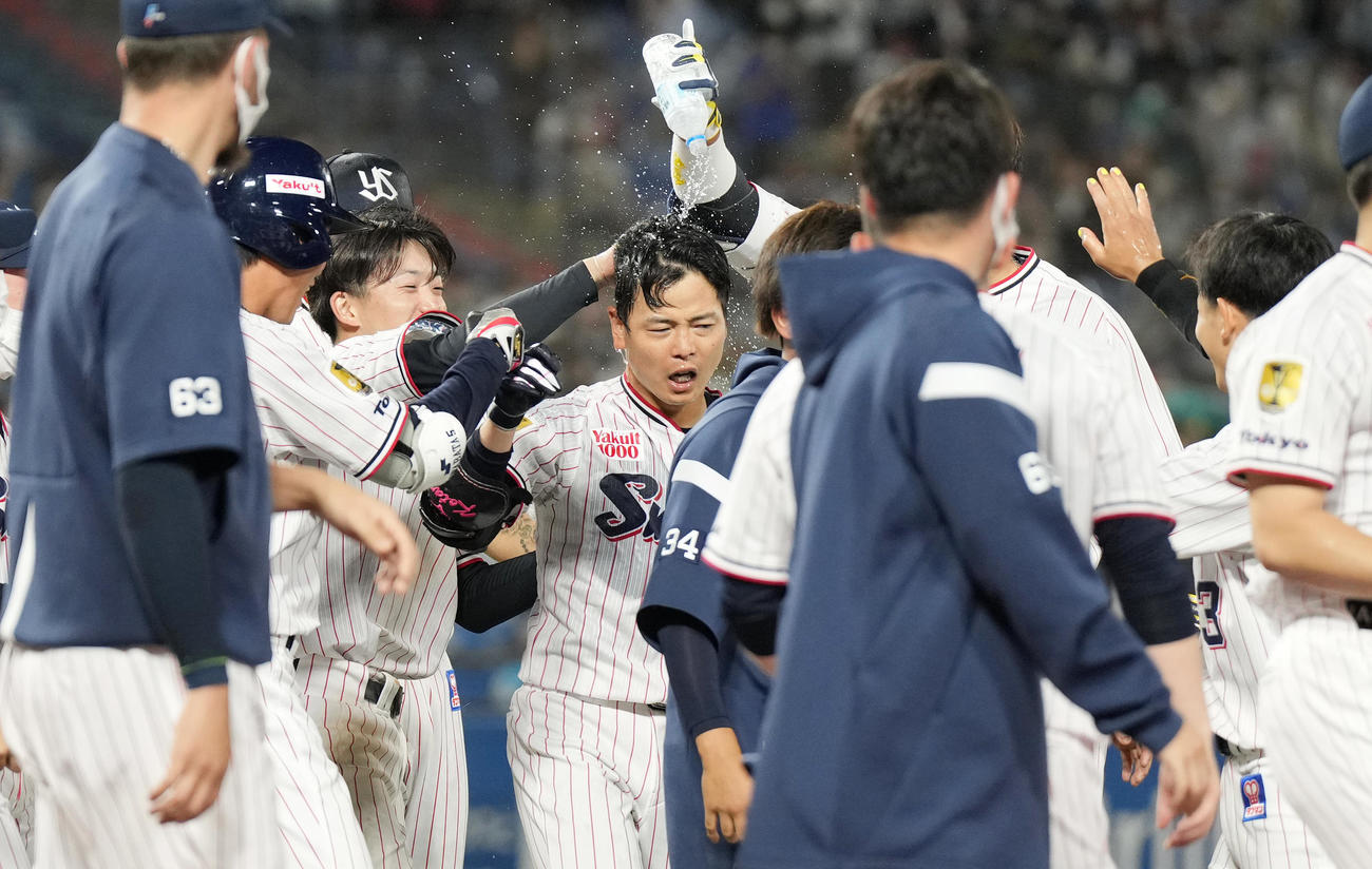 ヤクルト対日本ハム　9回裏ヤクルト無死二、三塁、逆転サヨナラの3点本塁打を放ち、手荒い祝福を受ける山崎（撮影・菅敏）