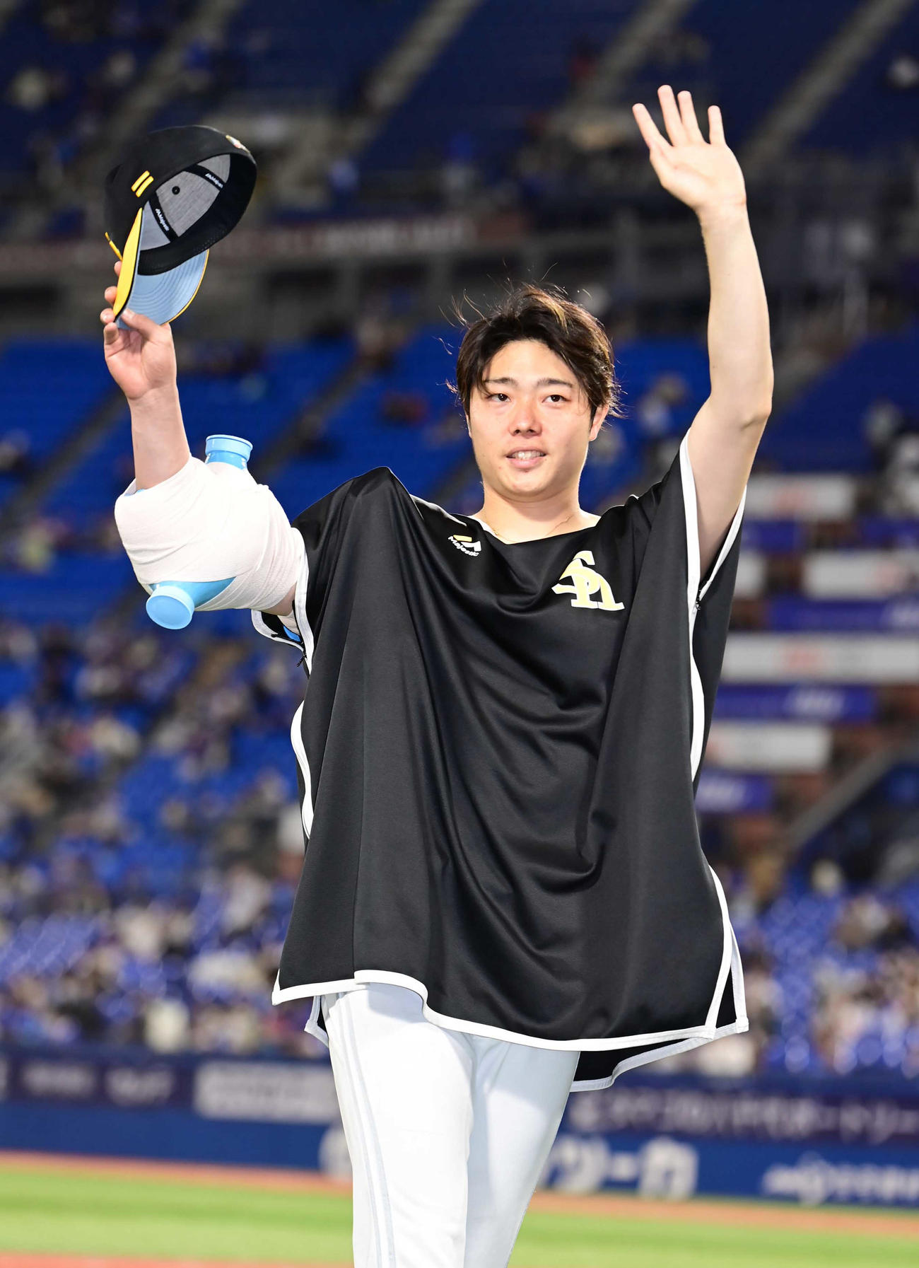 DeNA対ソフトバンク　ソフトバンク2番手で登板して今季初勝利を飾った松本裕は、ファンの声援に応える（撮影・小沢裕）