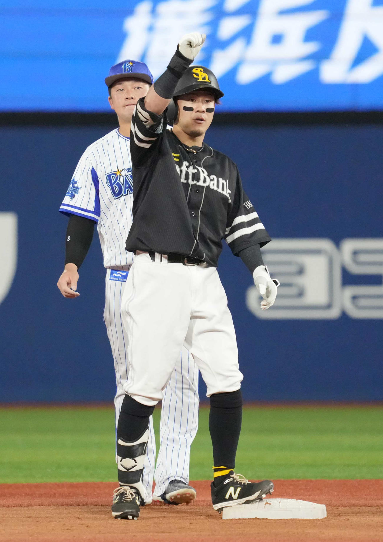 DeNA対ソフトバンク　4回表ソフトバンク2死二塁、牧原大は勝ち越しの左適時二塁打を放ちベンチに向かってガッツポーズ（撮影・小沢裕）