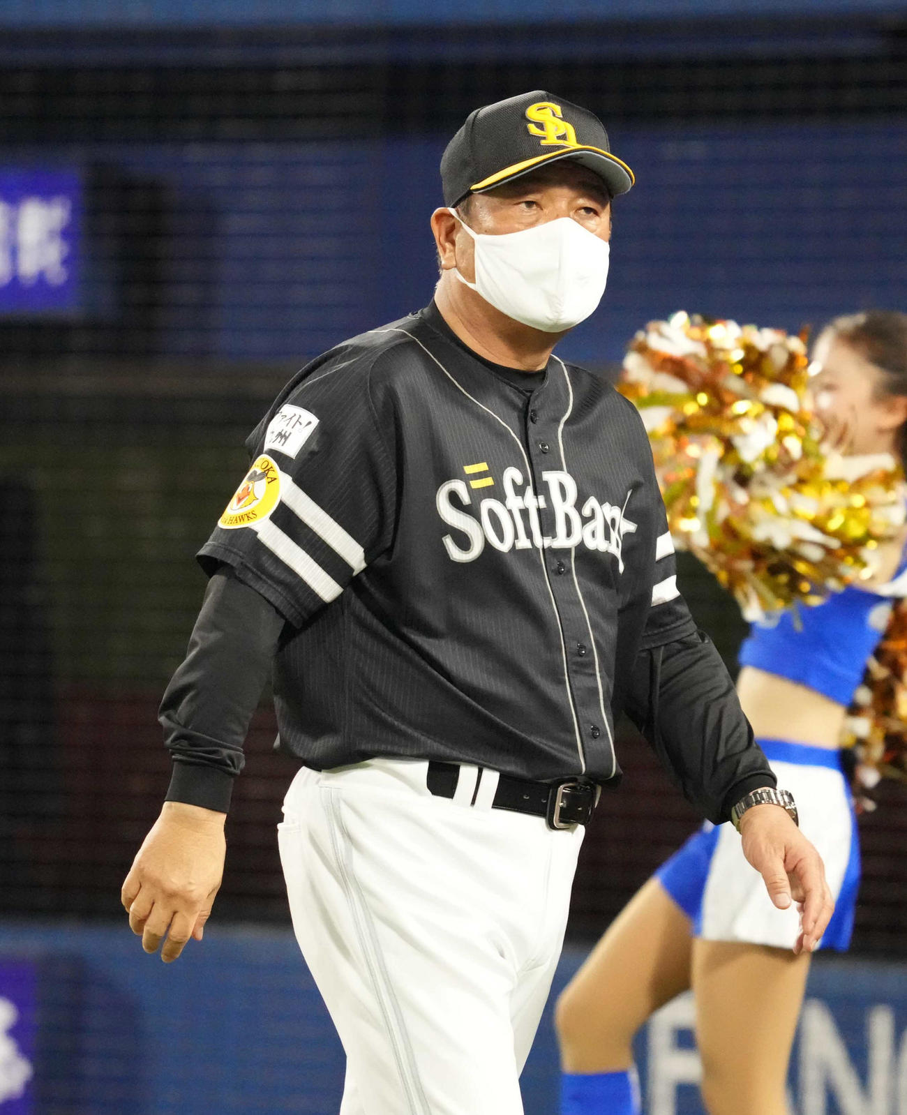 DeNA対ソフトバンク　選手交代を告げるソフトバンク藤本監督（撮影・小沢裕）