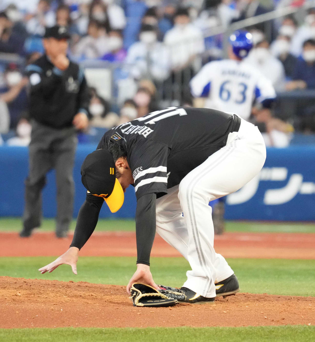 DeNA対ソフトバンク　2回裏DeNA2死、関根（右）の打球が左足を直撃しマウンドで倒れ込むソフトバンク先発東浜（撮影・小沢裕）