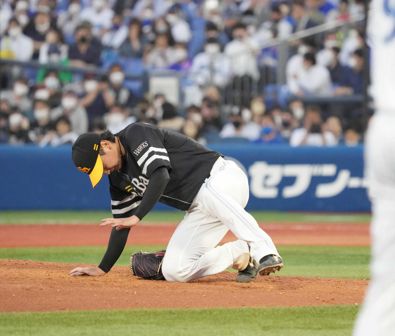 DeNA対ソフトバンク　2回裏DeNA2死、関根の打球が左足を直撃しマウンドで倒れ込むソフトバンク先発東浜（撮影・小沢裕）