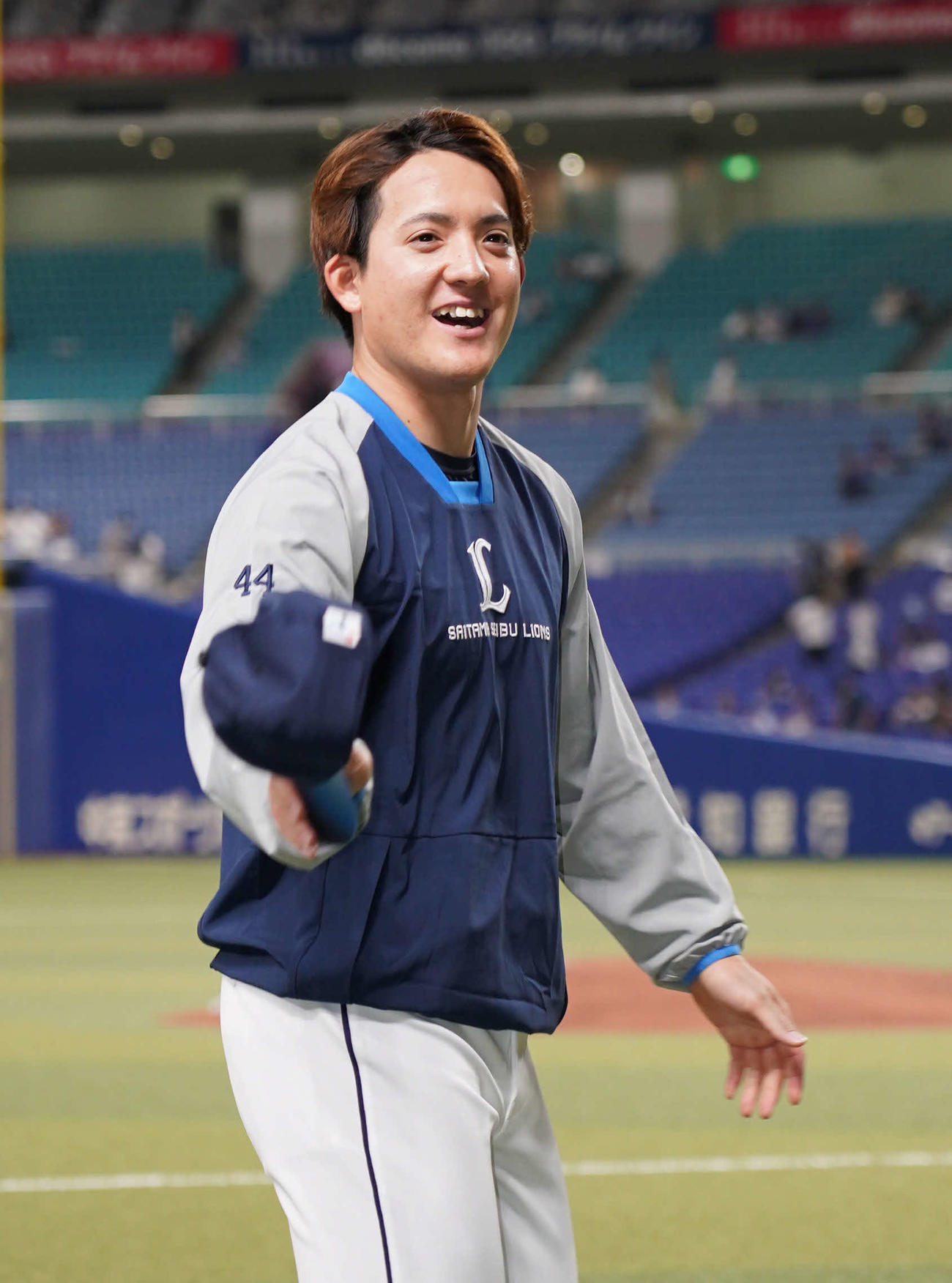 中日対西武　ヒーローインタビューを終え笑顔でファンに手を振る与座（撮影・森本幸一）