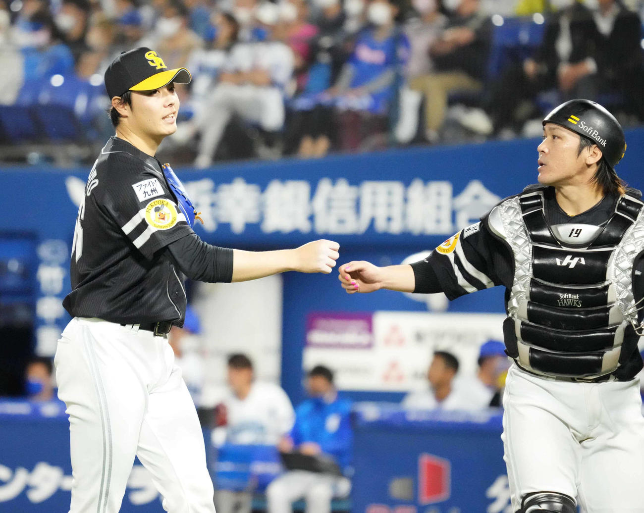 DeNA対ソフトバンク　ソフトバンク2番手で登板した松本裕（左）は7回の投球を終え捕手甲斐とグータッチ（撮影・小沢裕）