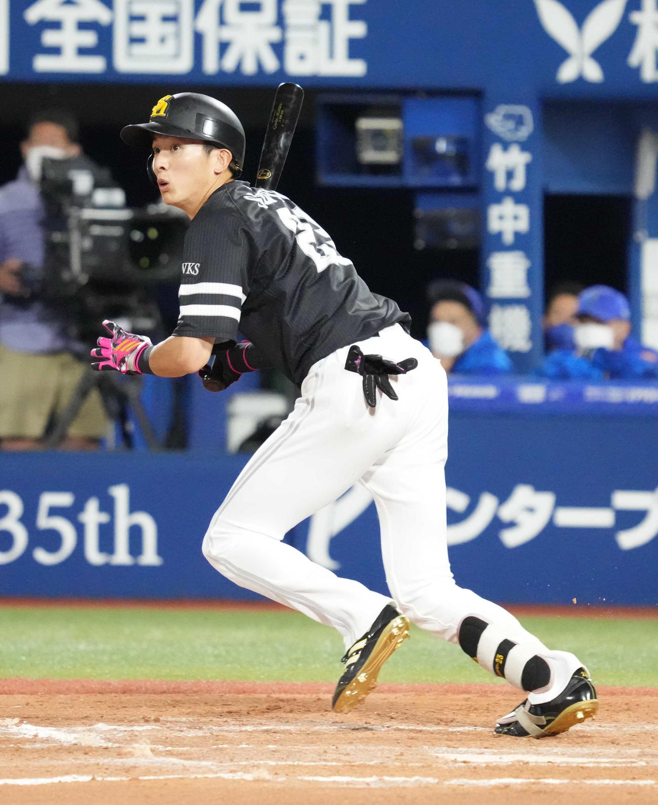 DeNA対ソフトバンク　9回表ソフトバンク2死、周東は左二塁打を放つ（撮影・小沢裕）