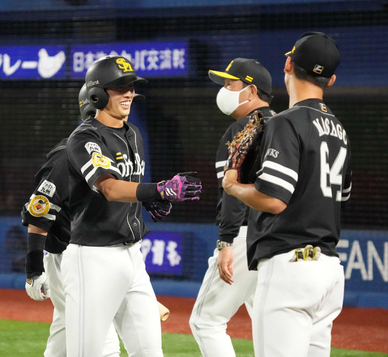 DeNA対ソフトバンク　9回表ソフトバンク2死、周東（左）は左二塁打を放ちベンチのナインの祝福を受ける（撮影・小沢裕）