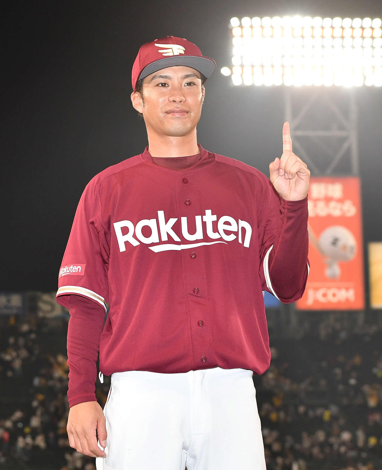阪神対楽天　今季初勝利を挙げ、指で1をつくる辛島（撮影・岩下翔太）