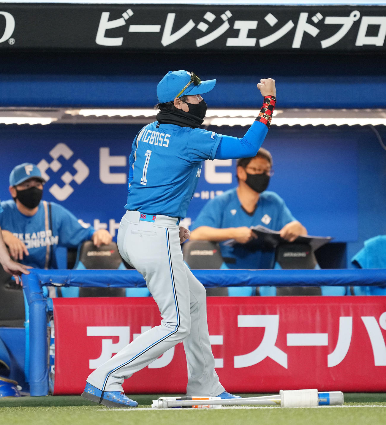 ヤクルト対日本ハム　9回表日本ハム無死、アルカンタラの同点ソロ本塁打にガッツポーズの新庄監督（撮影・菅敏）