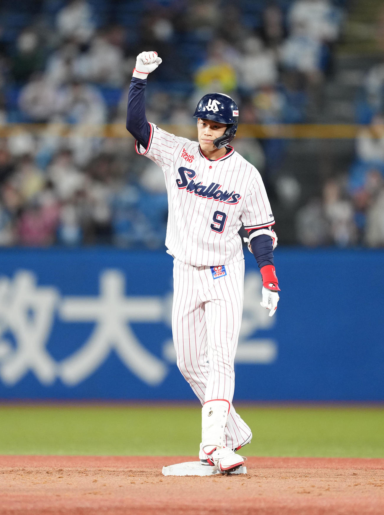 ヤクルト対日本ハム　4回裏ヤクルト2死一、二塁、中適時二塁打を放ち、ガッツポーズを見せる塩見（撮影・菅敏）