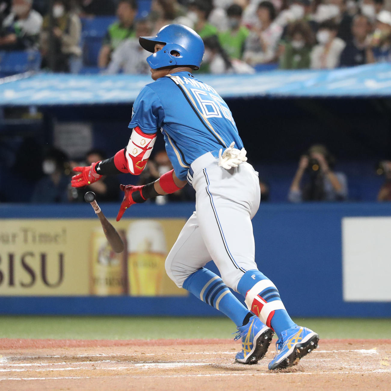 ヤクルト対日本ハム　9回表日本ハム無死、万波は左越え本塁打を放つ（撮影・佐藤翔太）