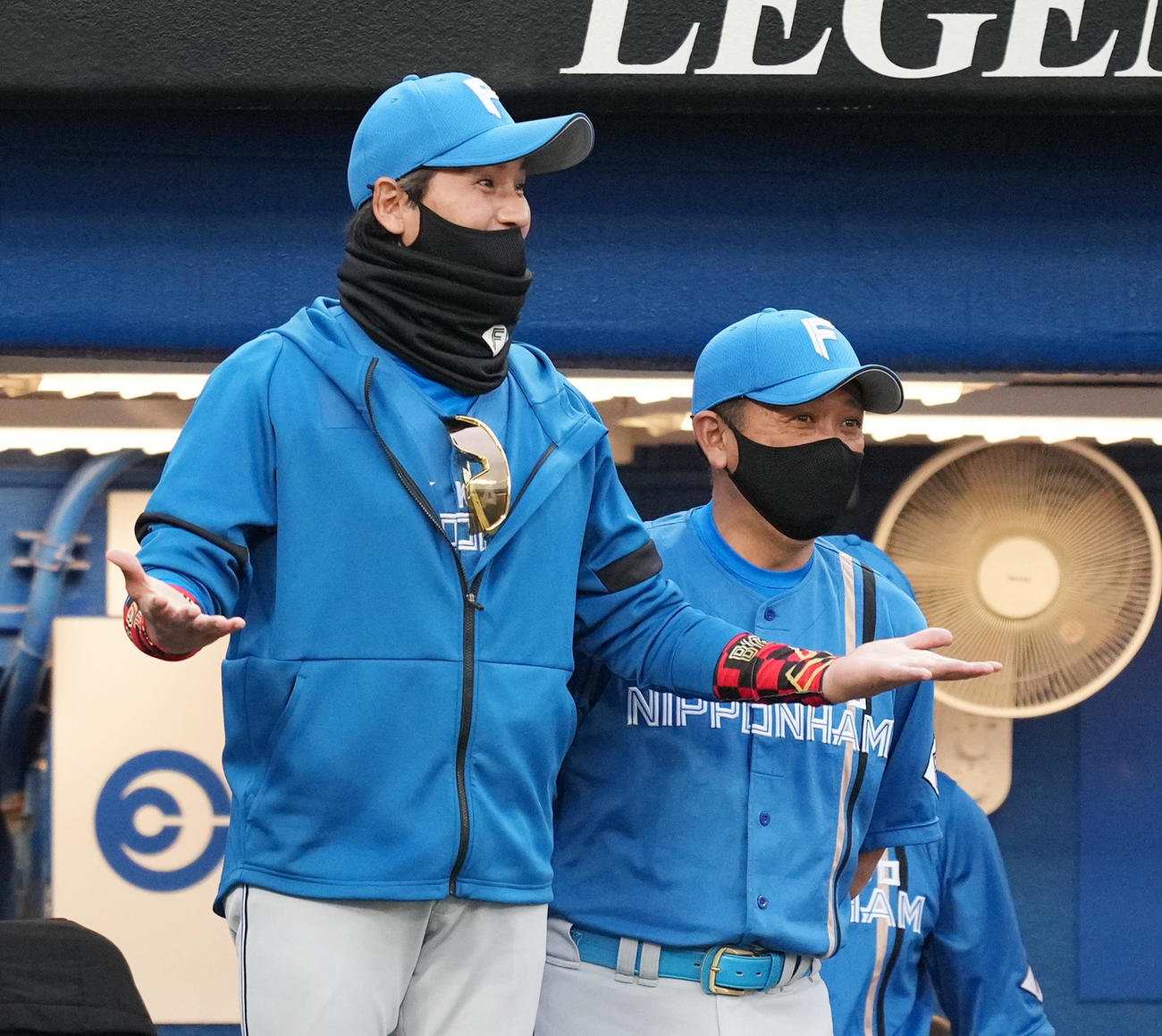 ヤクルト対日本ハム　1回表日本ハム1死二塁、松本剛の先制の2点本塁打に喜ぶ新庄監督（撮影・菅敏）