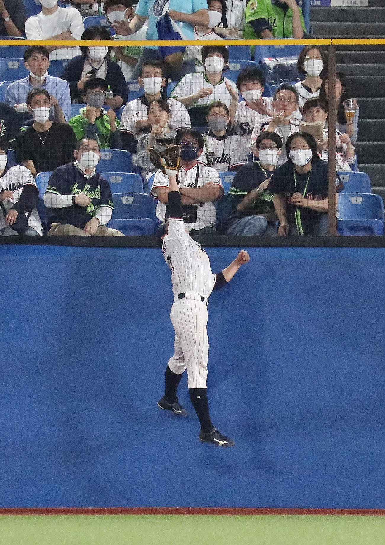 ヤクルト対日本ハム　4回表日本ハム1死一塁、アルカンタラの打球をジャンピングキャッチする右翼手山崎（撮影・佐藤翔太）