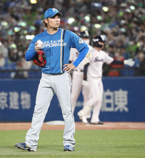 ヤクルト対日本ハム　4回裏ヤクルト1死一、二塁、長岡に勝ち越しとなる適時内野安打を打たれる伊藤（撮影・佐藤翔太）