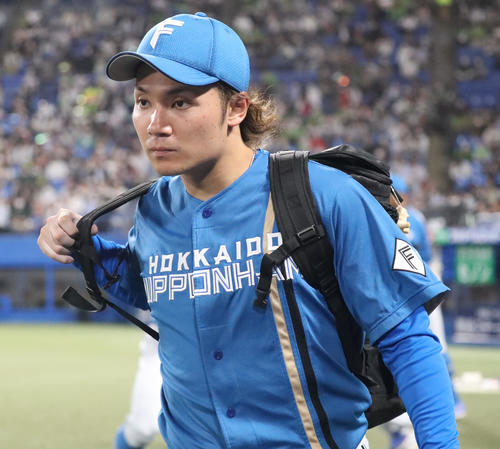 ヤクルト対日本ハム　試合途中でベンチを後にする日本ハム伊藤（撮影・佐藤翔太）