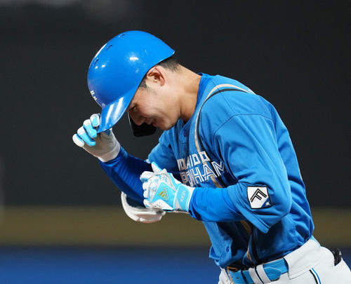 ヤクルト対日本ハム　8回表日本ハム1死二塁、二ゴロに倒れ浮かない表情でベンチに戻る代打清宮（撮影・菅敏）