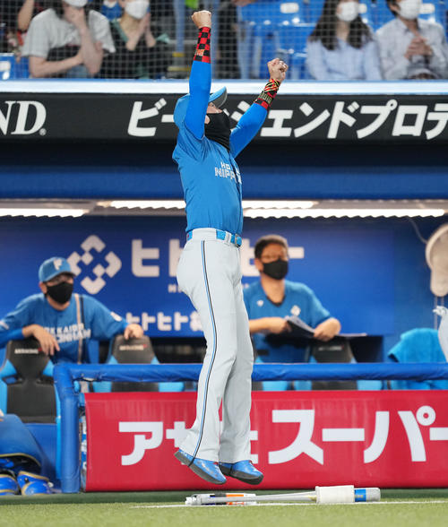 ヤクルト対日本ハム　9回表日本ハム無死、アルカンタラの同点ソロ本塁打をジャンプして喜ぶ新庄監督（撮影・菅敏）