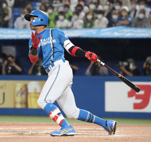 ヤクルト対日本ハム　10回表日本ハム1死三塁、万波は適時二塁打を放つ（撮影・佐藤翔太）