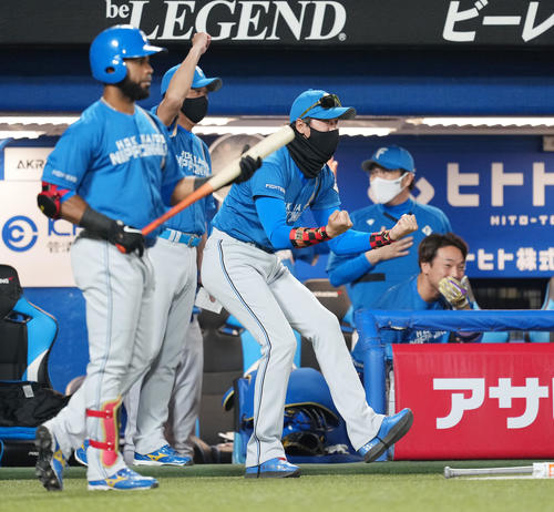 ヤクルト対日本ハム　10回表日本ハム1死三塁、万波の適時二塁打にガッツポーズの新庄監督（中央）（撮影・菅敏）