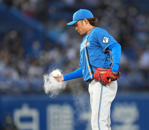 ヤクルト対日本ハム　2回、投球の合間にロージンを手にする日本ハム先発の伊藤（撮影・菅敏）