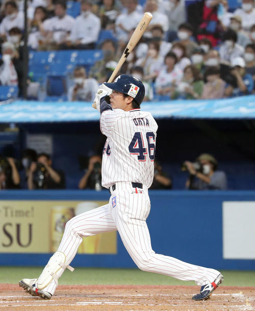 ヤクルト対日本ハム　2回裏ヤクルト2死一塁、太田は適時二塁打を放つ（撮影・佐藤翔太）