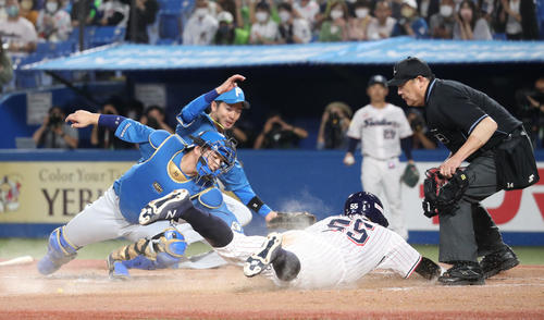 ヤクルト対日本ハム　4回裏ヤクルト1死一、三塁、太田の同点となるセーフティースクイズで生還する三走村上（撮影・佐藤翔太）