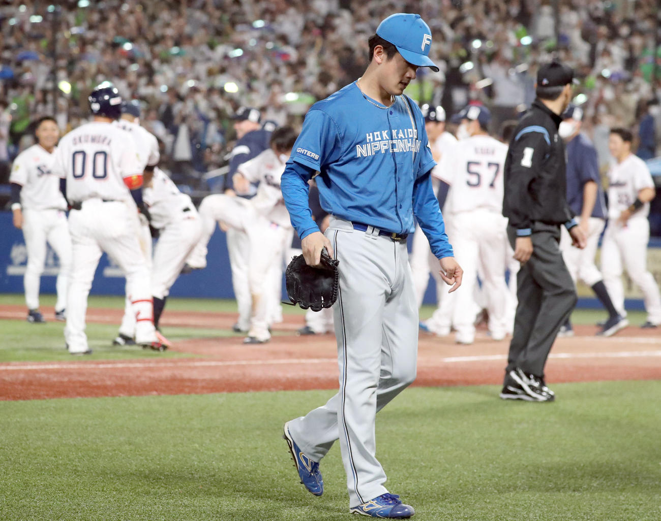 ヤクルト対日本ハム　9回裏ヤクルト無死二、三塁、山崎にサヨナラとなる右越え3点本塁打を浴び引き揚げる北山（撮影・佐藤翔太）