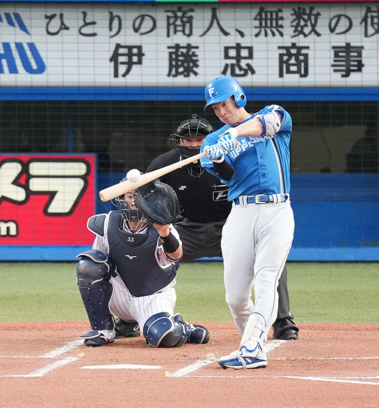 ヤクルト対日本ハム　1回表日本ハム無死、左越えに先頭打者本塁打を放つ松本剛（撮影・菅敏）
