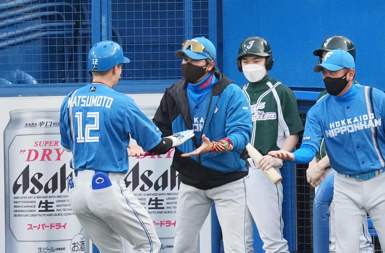 ヤクルト対日本ハム　1回表日本ハム無死、先頭打者本塁打を放った松本剛（左）を笑顔で迎える新庄監督（中央）（撮影・菅敏）