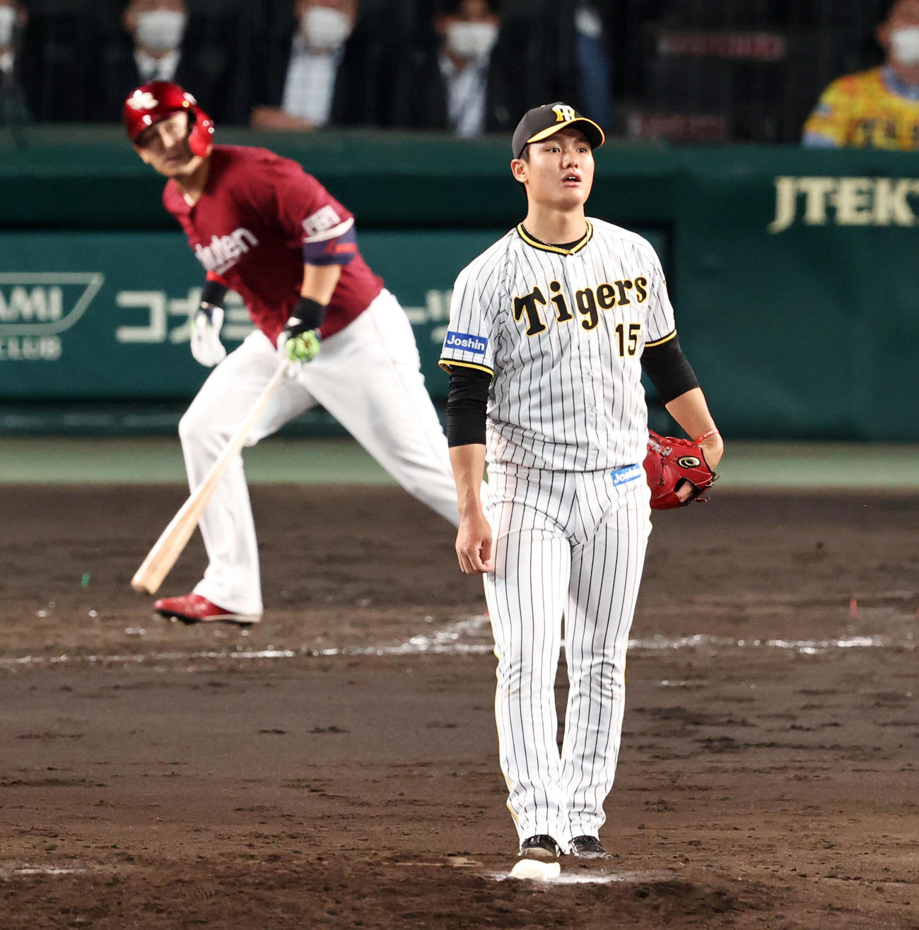 阪神対楽天　5回表楽天1死一塁、西純は浅村に左越え2点本塁打を被弾（撮影・加藤哉）