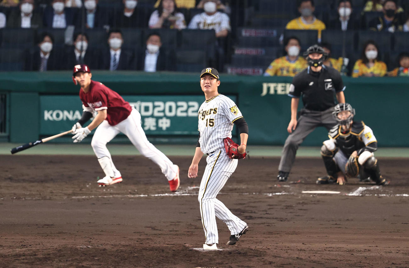阪神対楽天　4回表楽天無死、西純は辰己に左越え本塁打を浴びる（撮影・加藤哉）