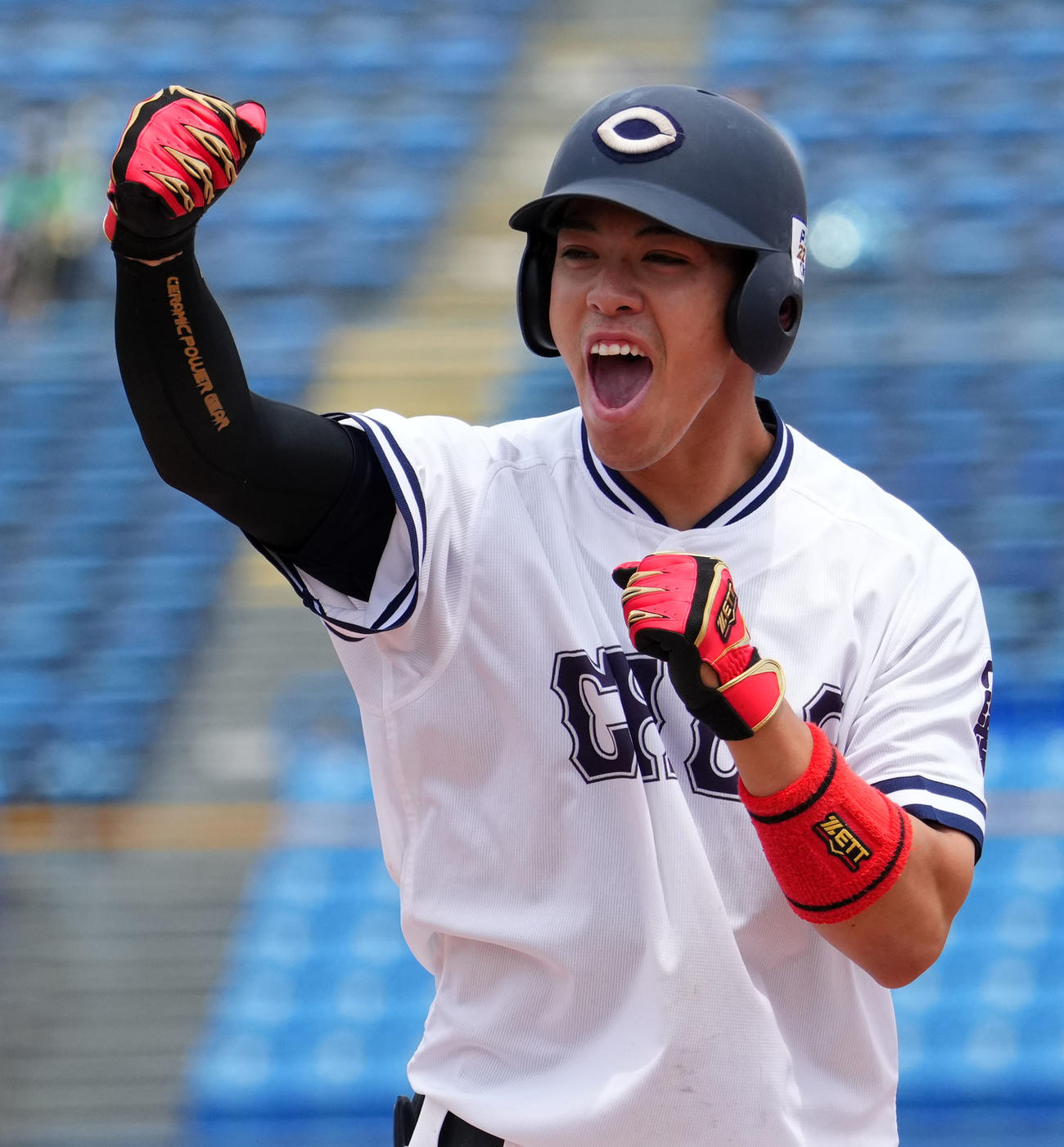 青学大対中大　7回裏中大1死満塁、右前適時打を放ちガッツポーズする高橋（撮影・横山健太）
