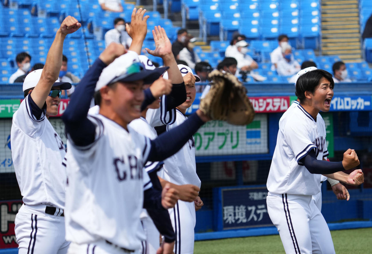 青学大対中大　2回裏中大1死二、三塁、石井が左前適時打を放ち歓喜する中大ナイン（撮影・横山健太）