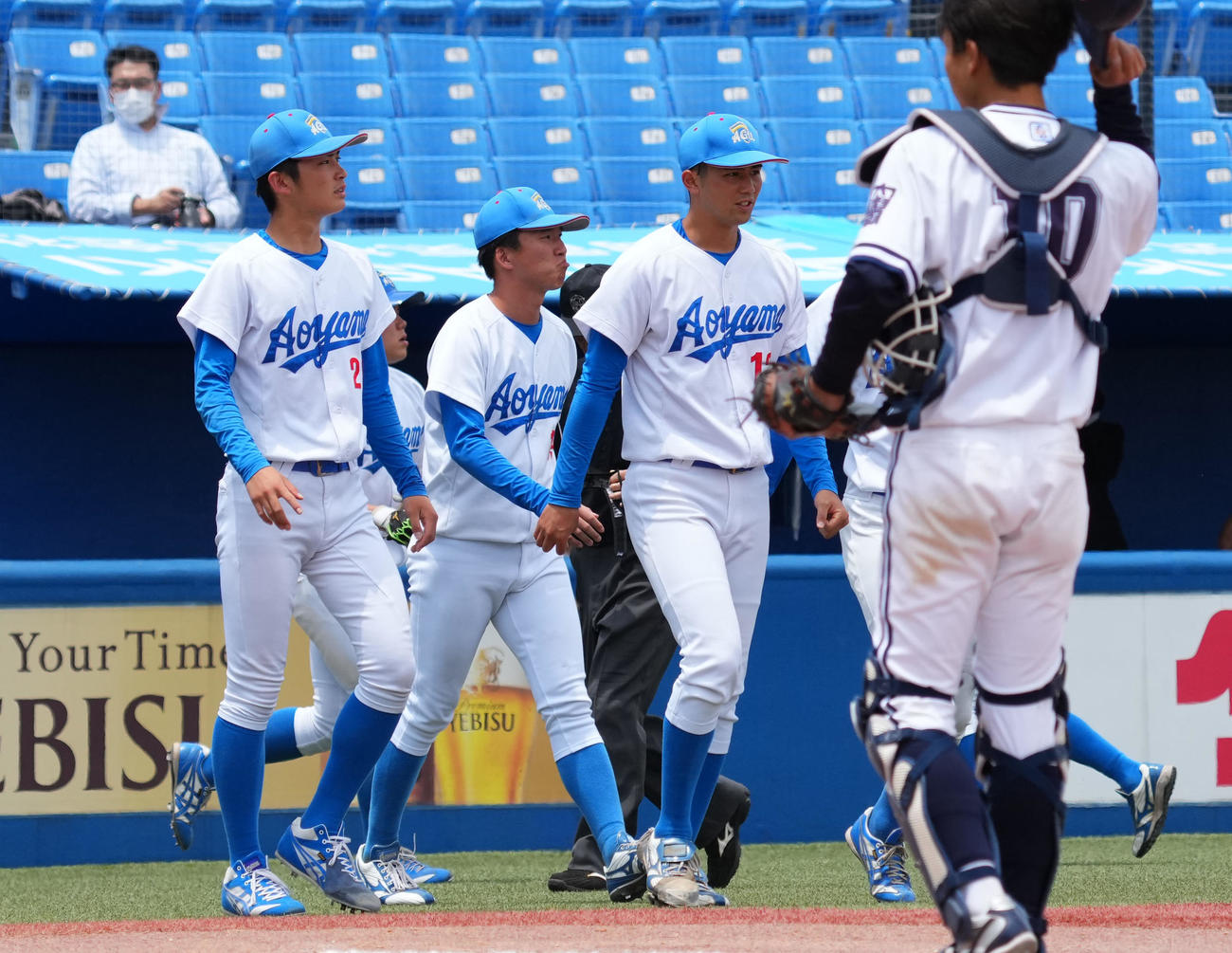 青学大対中大　中大に敗れ肩を落とす青学大ナイン（撮影・横山健太）