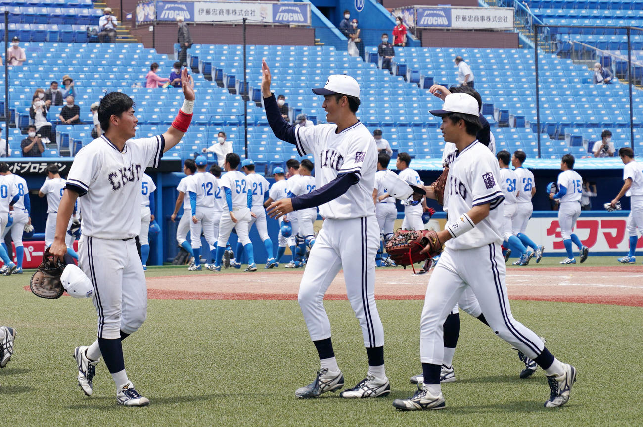 青学大対中大　青学大に勝利しナインとタッチを交わす中大・北村（左）（撮影・横山健太）