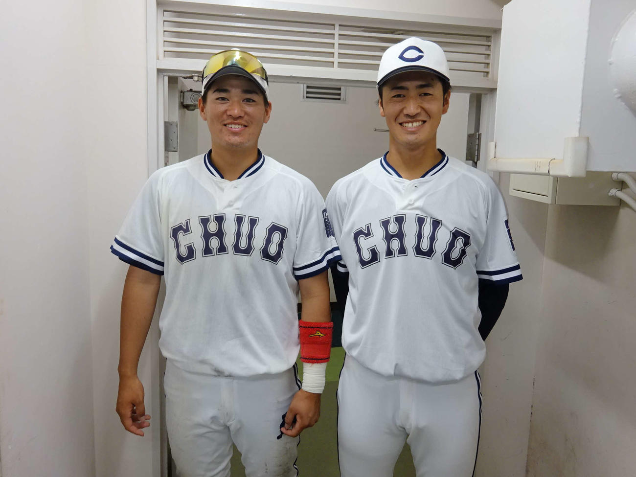リーグ順位決定戦で（左から）1勝1敗とし、笑顔を見せる（左から）2ラン本塁打を打った北村と、3回途中から好救援の西館（撮影・保坂淑子）