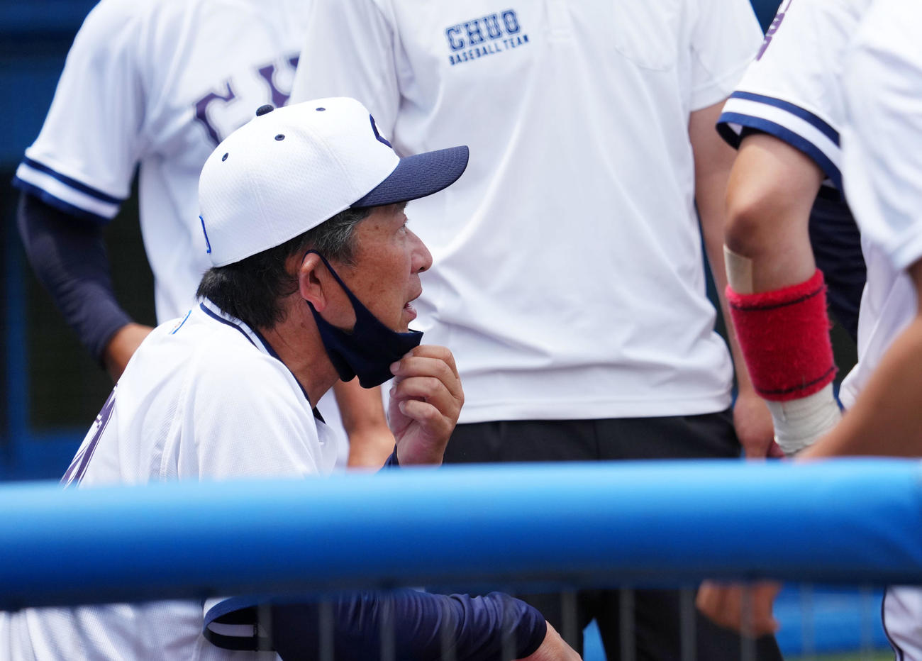 青学大対中大　試合後、選手たちに声をかける中大・清水監督（撮影・横山健太）